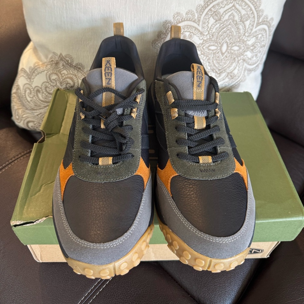 Keen Men's Black and Orange Sneakers